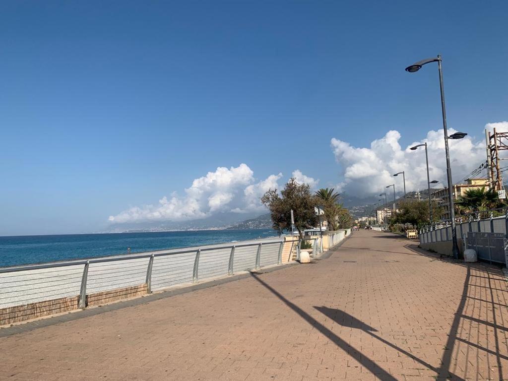 Casa Vacanza! A 50m dal mare! Villa Bordighera Esterno foto